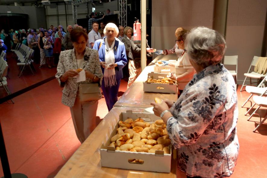 Fiesta del Bollu 2018 - Imagen de mujeres repartiendo bollus al público asistente.