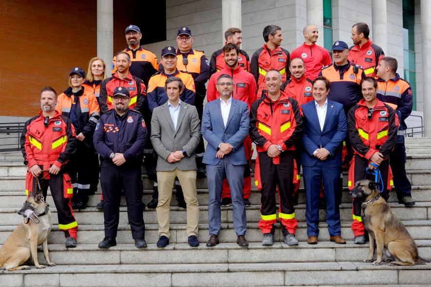 Representación del consistorio y autoridades con el Grupo de Bomberos GIRECAN y sus canes.  