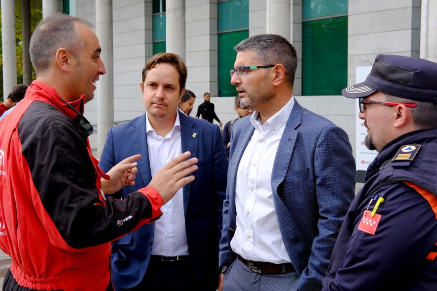 Alcalde Rafael Sánchez con autoridades y Bombero del GIRECAN. 