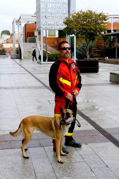 Bombero con can del Cuerpo.