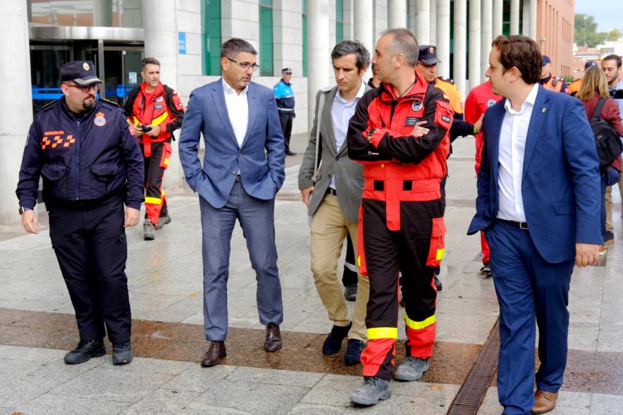 Representación del consistorio y Bomberos del GIRECAN.