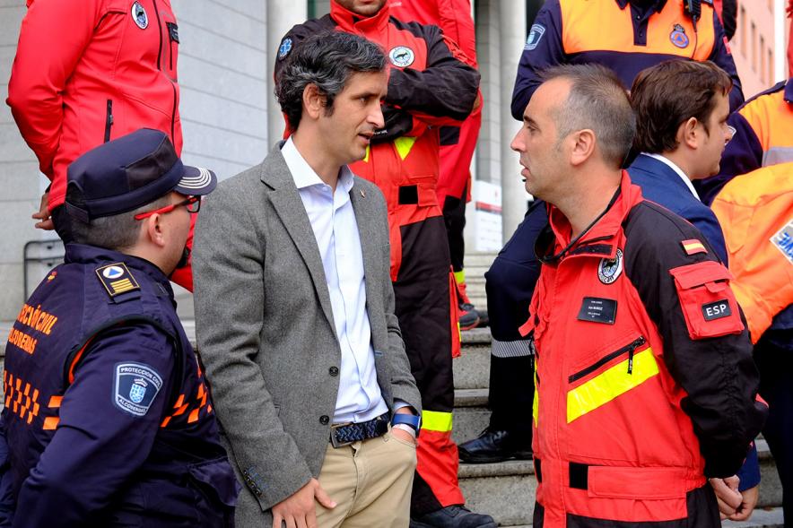 Concejal Aitor Retolaza,y Bomberos en la puerta del Ayuntamiento.