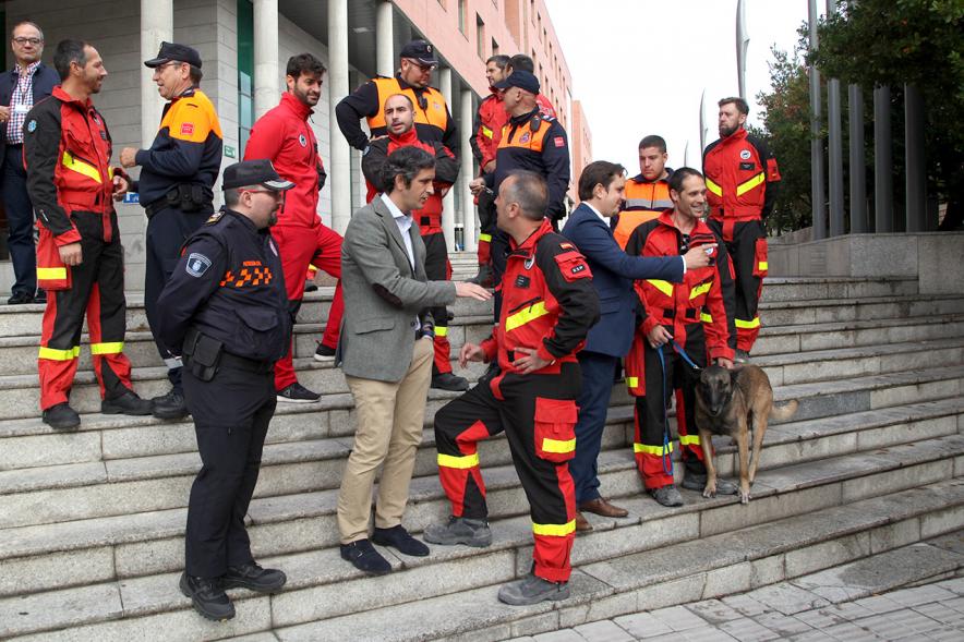 Saludo en la puerta del Ayuntamiento. 