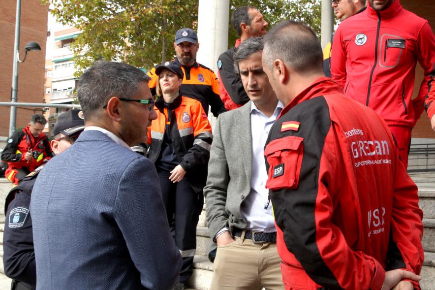 Representación del consistorio y Bombero GIRECAN.