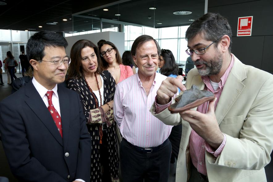 Inauguración Exposición de Bonsais y Suiseki en Espacio Miguel Delibes - El alcalde García de Vinuesa inaugurando la exposición.