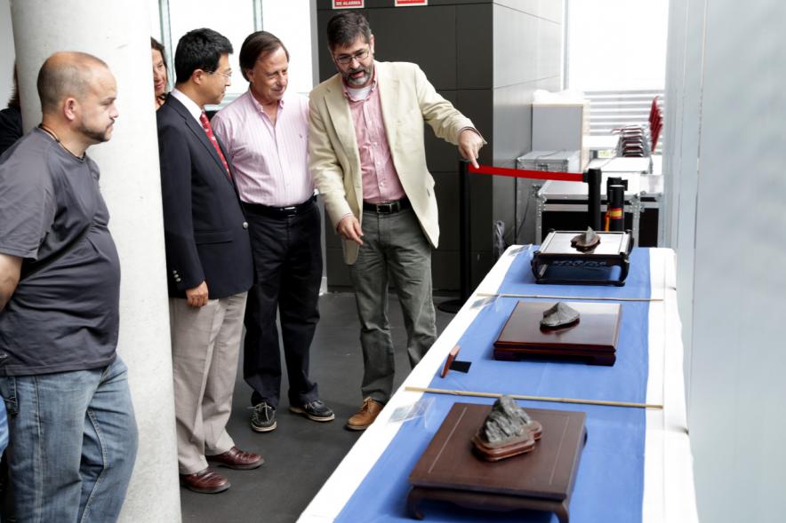 Inauguración Exposición de Bonsais y Suiseki en Espacio Miguel Delibes - El alcalde García de Vinuesa durante la visita a la exposición.