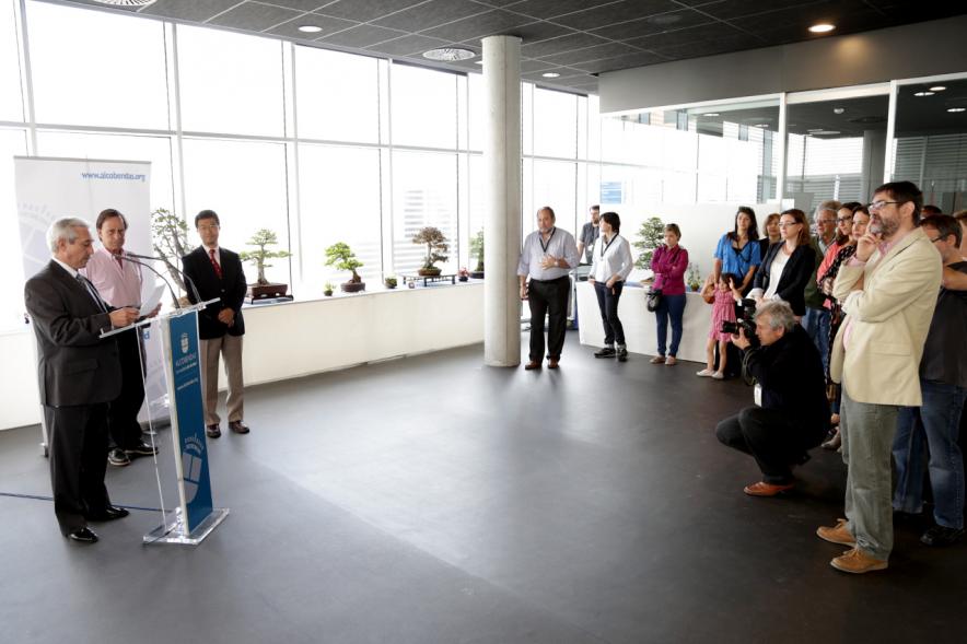 Inauguración Exposición de Bonsais y Suiseki en Espacio Miguel Delibes - Una persona dando un discurso durante inauguración.