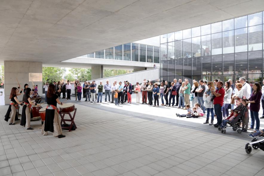 Inauguración Exposición de Bonsais y Suiseki en Espacio Miguel Delibes - Imagen exterior donde hay una muestra de música tradicional japonesa.