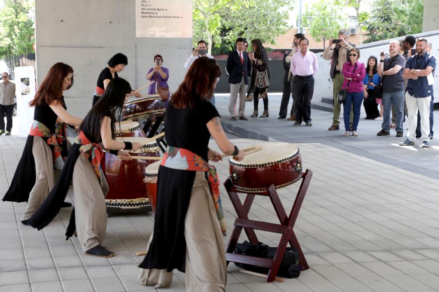 Inauguración Exposición de Bonsais y Suiseki en Espacio Miguel Delibes - Imagen exterior donde hay una muestra de música tradicional japonesa.