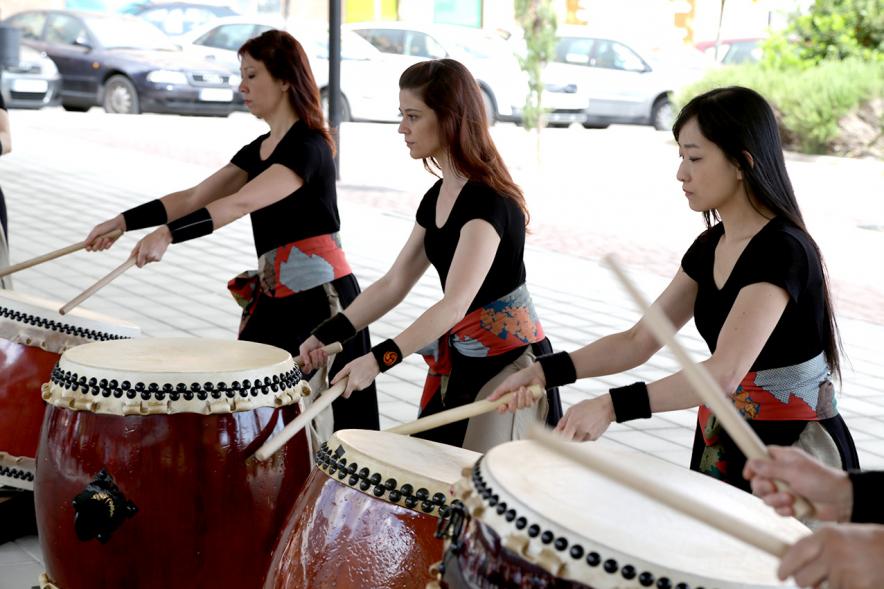 Inauguración Exposición de Bonsais y Suiseki en Espacio Miguel Delibes - Imagen exterior donde hay una muestra de música tradicional japonesa.