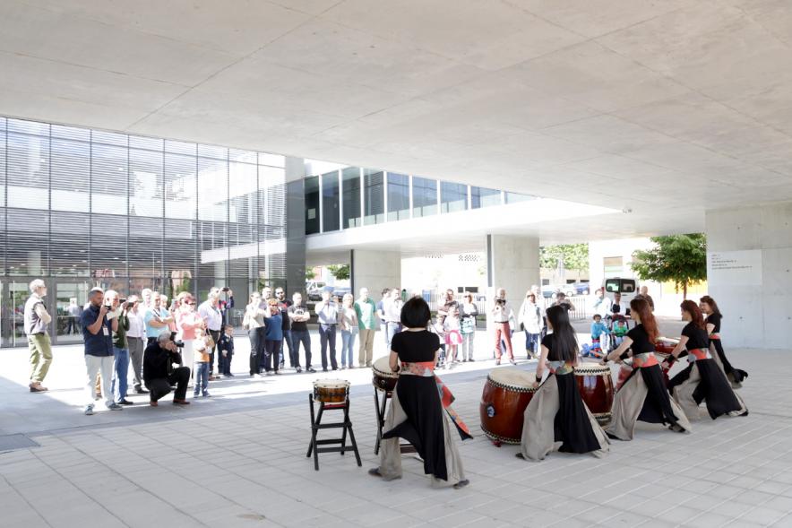 Inauguración Exposición de Bonsais y Suiseki en Espacio Miguel Delibes - Imagen exterior donde hay una muestra de música tradicional japonesa.