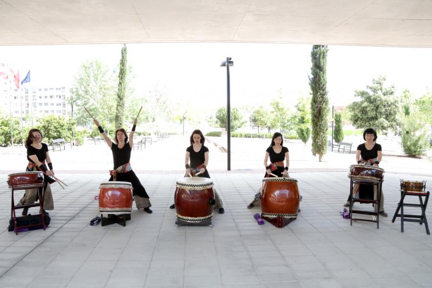Inauguración Exposición de Bonsais y Suiseki en Espacio Miguel Delibes - Imagen exterior donde hay una muestra de música tradicional japonesa.