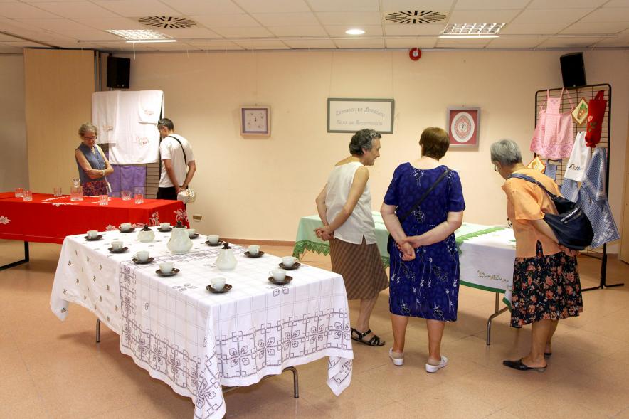 Inauguración Exposición de Bordados Casa de Extremadura - Visitantes a la exposición.