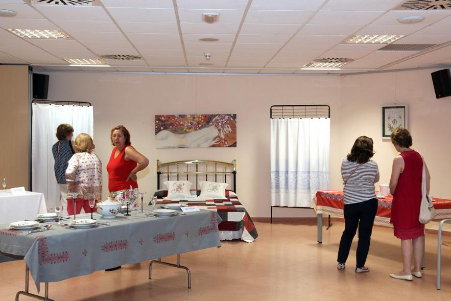 Inauguración Exposición de Bordados de la Casa de Extremadura -  Asistentes a la exposición.