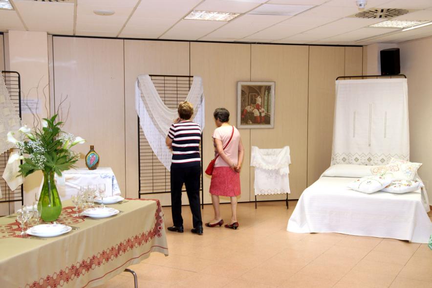 Inauguración Exposición de Bordados Casa de Extremadura - Labores de la exposición y los visitantes.