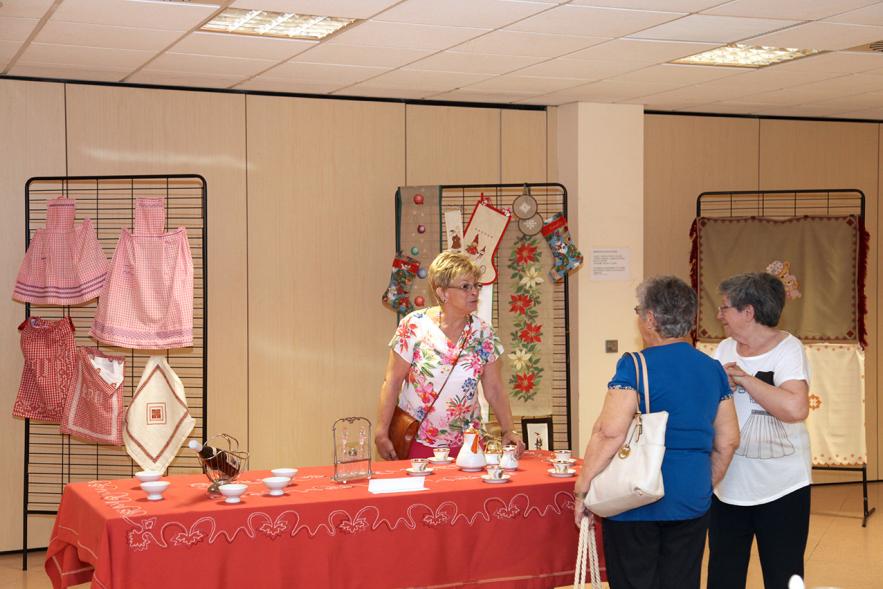 Inauguración Exposición de Bordados de la Casa de Extremadura -  Asistentes a la exposición.