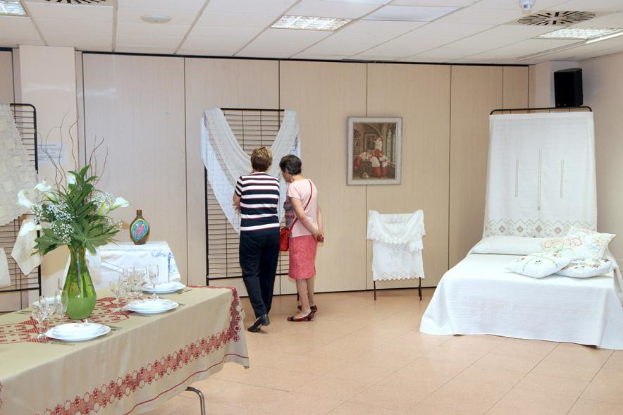 Inauguración Exposición de Bordados Casa de Extremadura -  Labores de la exposición y los visitantes.