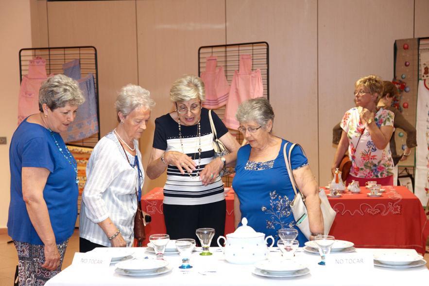 Inauguración Exposición de Bordados de la Casa de Extremadura -  Asistentes a la exposición.