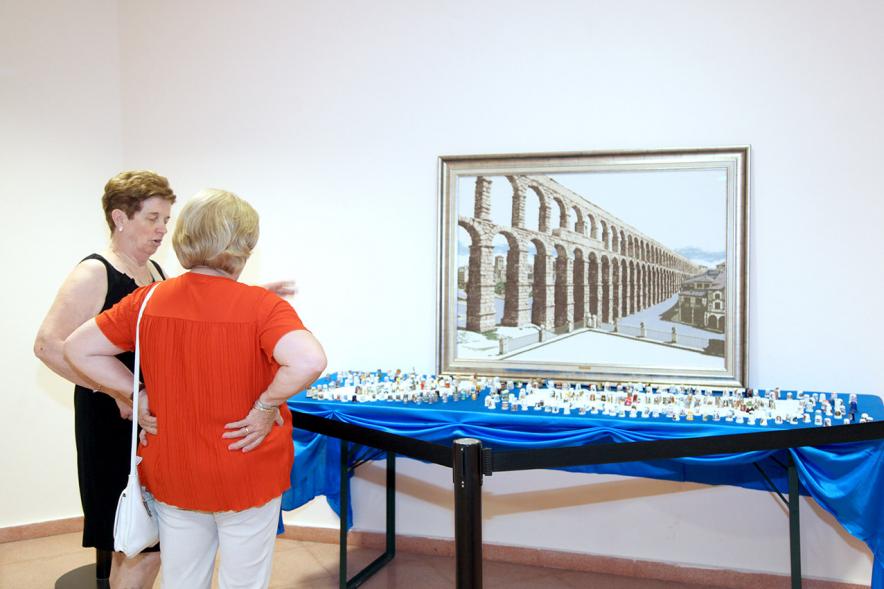 Inauguración Exposición de Bordados Casa de Extremadura -  Labores de la exposición y los visitantes.