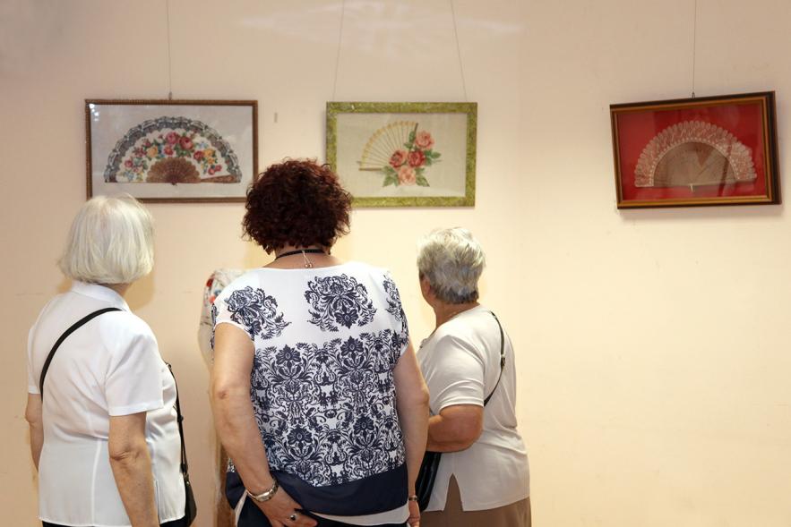 Inauguración Exposición de Bordados de la Casa de Extremadura -  Asistentes a la exposición.