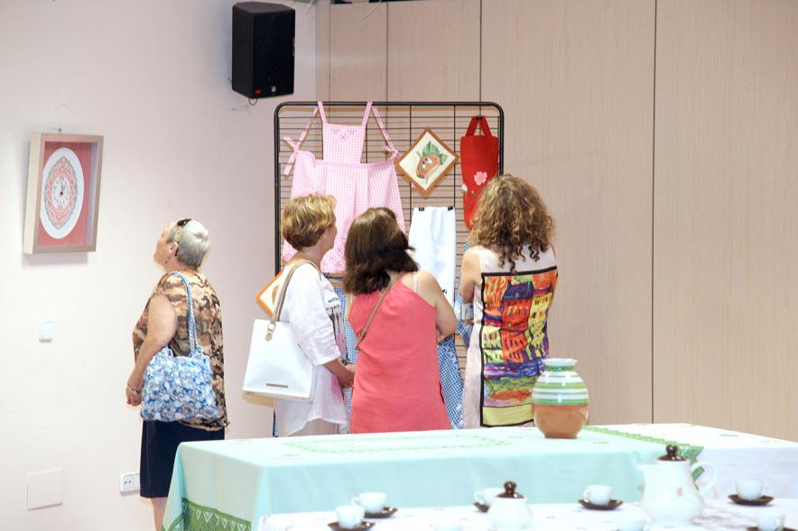 Inauguración Exposición de Bordados Casa de Extremadura - Visitantes a la exposición.