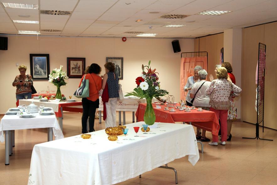 Inauguración Exposición de Bordados de la Casa de Extremadura -  Asistentes a la exposición.