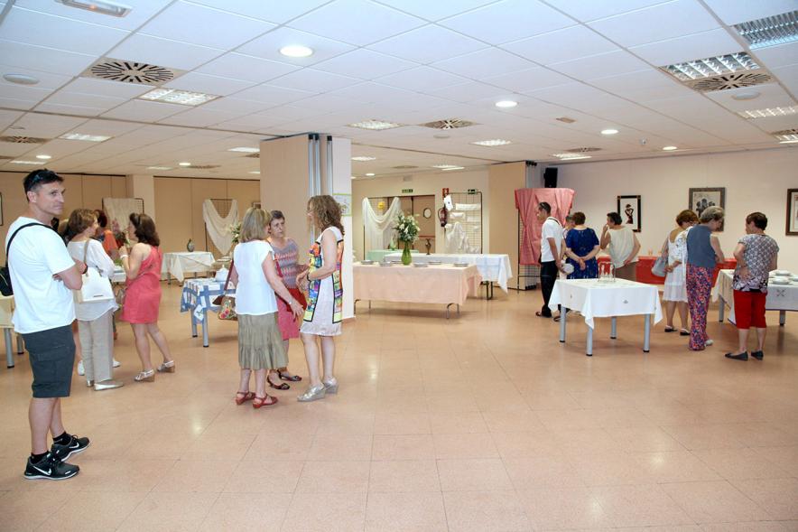 Inauguración Exposición de Bordados Casa de Extremadura -  Labores de la exposición y los visitantes.