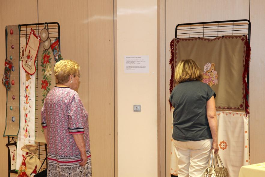 Inauguración Exposición de Bordados de la Casa de Extremadura - Asistentes a la exposición.