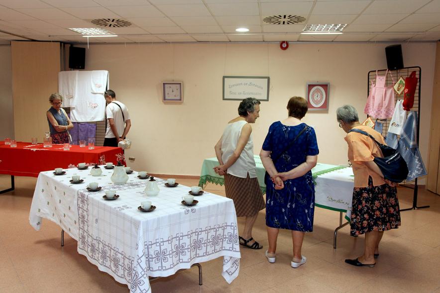 Inauguración Exposición de Bordados Casa de Extremadura - Visitantes a la exposición.