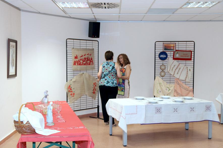 Inauguración Exposición de Bordados Casa de Extremadura - Labores de la exposición y los visitantes.
