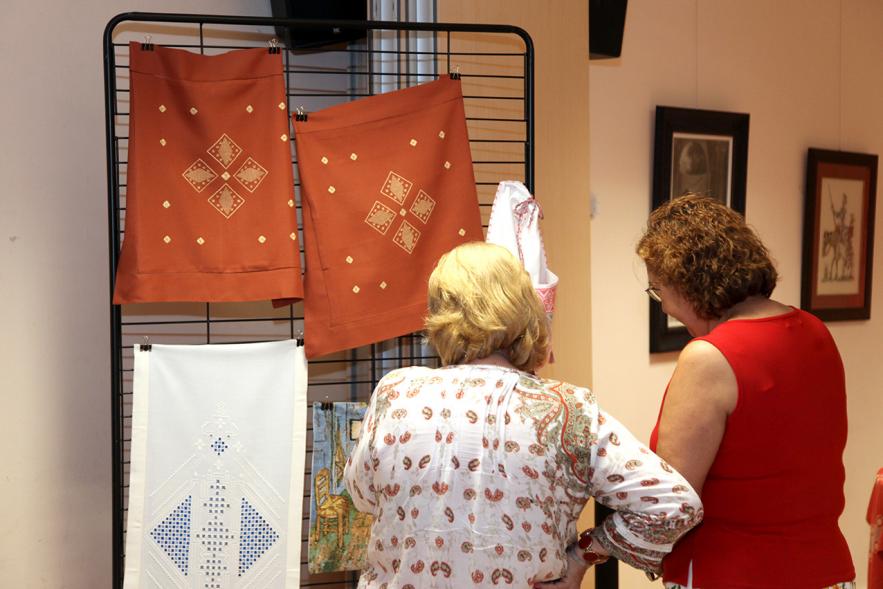 Inauguración Exposición de Bordados de la Casa de Extremadura - Asistentes a la exposición.