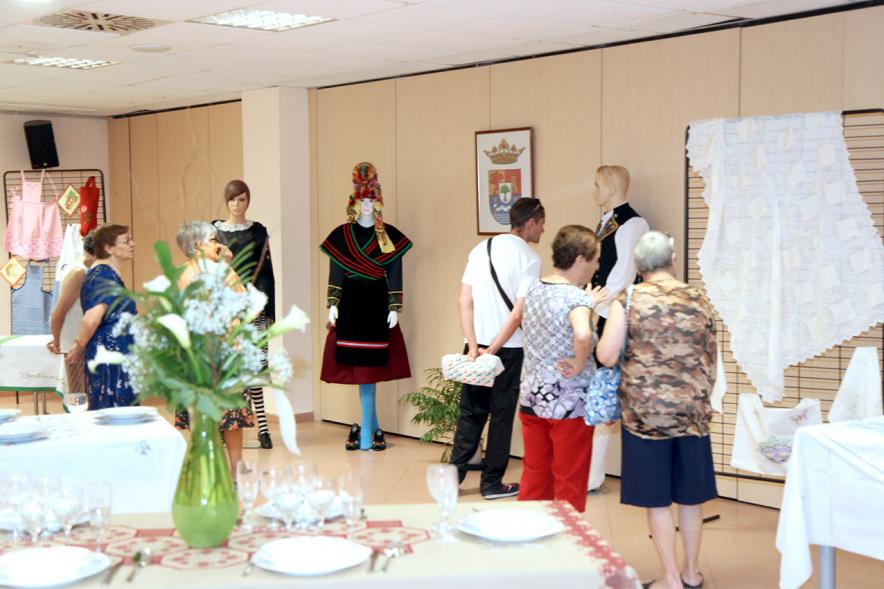 Inauguración Exposición de Bordados Casa de Extremadura - Labores de la exposición y los visitantes.