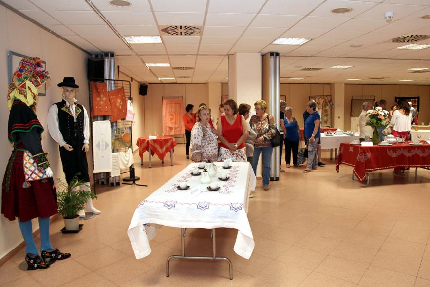 Inauguración Exposición de Bordados de la Casa de Extremadura -  Asistentes a la exposición.