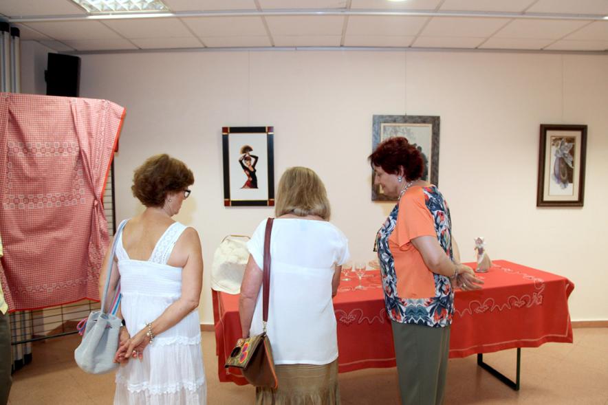 Inauguración Exposición de Bordados Casa de Extremadura -  Labores de la exposición y los visitantes.