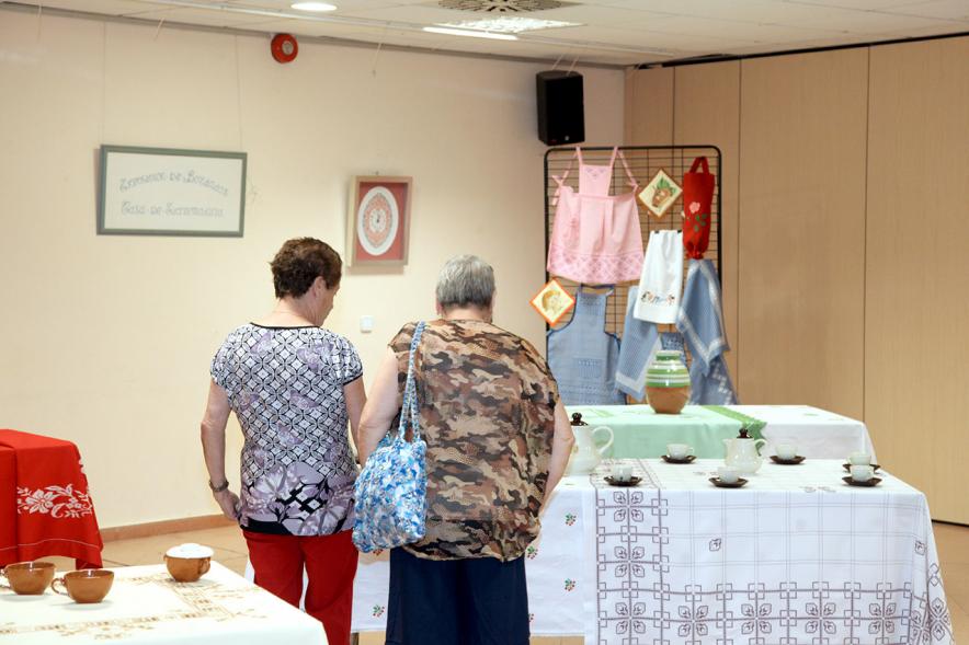Inauguración Exposición de Bordados Casa de Extremadura - Labores de la exposición y los visitantes.