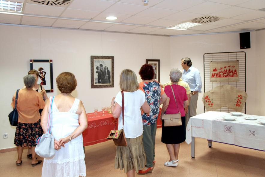Inauguración Exposición de Bordados Casa de Extremadura -  Trabajos de la exposición y los visitantes.