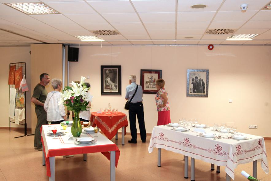 Inauguración Exposición de Bordados de la Casa de Extremadura -  Asistentes a la exposición.