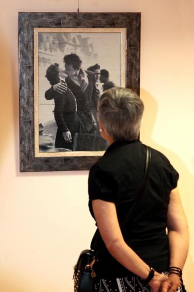 Inauguración Exposición de Bordados de la Casa de Extremadura - Un visitante en la exposición.