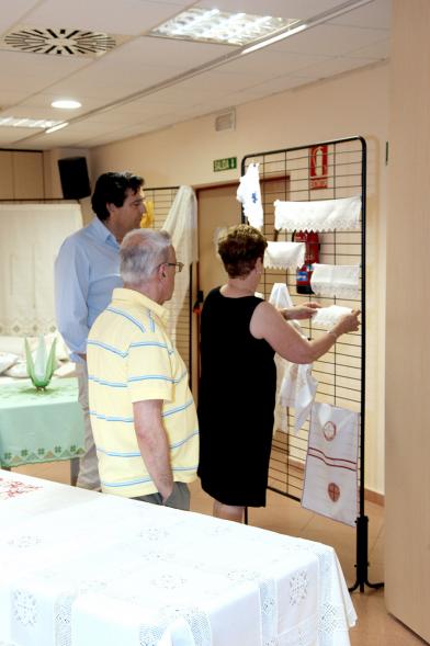Inauguración Exposición de Bordados Casa de Extremadura -  El concejal junto a los organizadores.        
