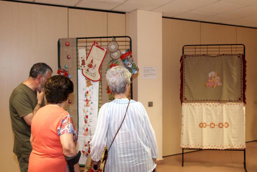 Inauguración Exposición de Bordados de la Casa de Extremadura -  Asistentes a la exposición.