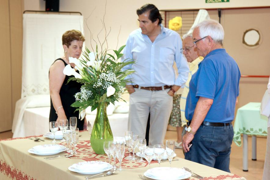 Inauguración Exposición de Bordados Casa de Extremadura - El concejal apreciando los trabajos.