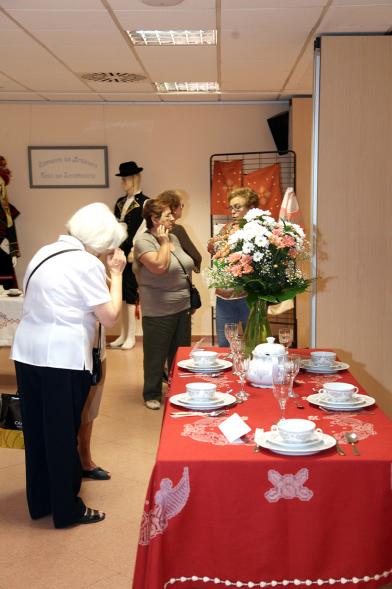 Inauguración Exposición de Bordados de la Casa de Extremadura -  Asistentes a la exposición.