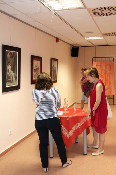Inauguración Exposición de Bordados de la Casa de Extremadura -  Asistentes a la exposición.