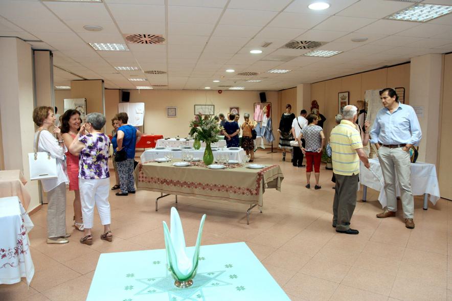 Inauguración Exposición de Bordados Casa de Extremadura - Panorámica de la exposición y los asistentes.                                   