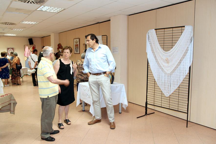 Inauguración Exposición de Bordados Casa de Extremadura - Un mantón, el  concejal y dos organziadores.