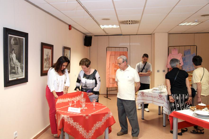 Inauguración Exposición de Bordados de la Casa de Extremadura - Asistentes a la exposición. 