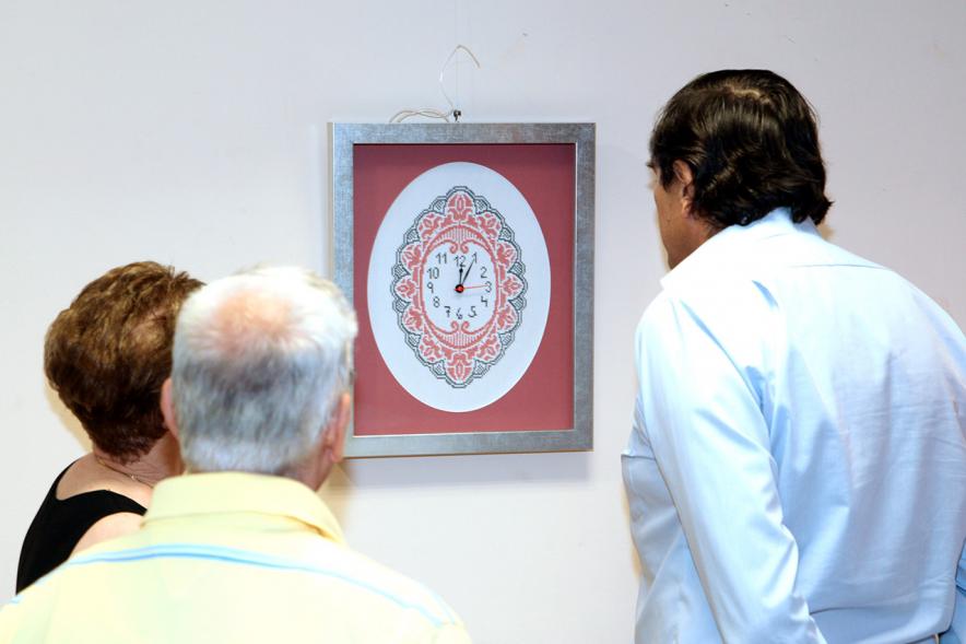Inauguración Exposición de Bordados Casa de Extremadura - El concejal,  los organizadores junto a un trabajo.