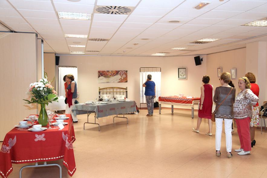 Inauguración Exposición de Bordados de la Casa de Extremadura - Asistentes a la exposición.