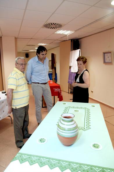 Inauguración Exposición de Bordados Casa de Extremadura - El concejal observando los trabajos.