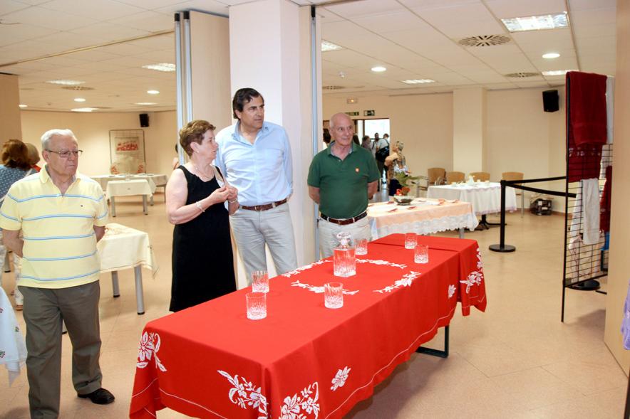 Inauguración Exposición de Bordados Casa de Extremadura -  El concejal junto a los organizadores.       